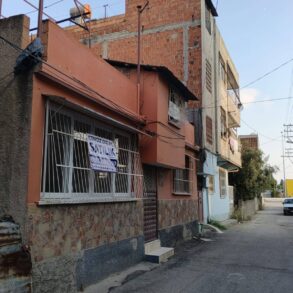 NARLICA MAHALLESİ 19 MAYIS LİSESİ CVARINDA SATILIK TEK KATLI MÜSTAKİL EV
